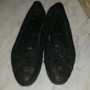 Chanel blk authentic flats with faint gold details